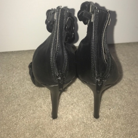 SOLD🔥Windsor chainlink pumps - Picture 4 of 4